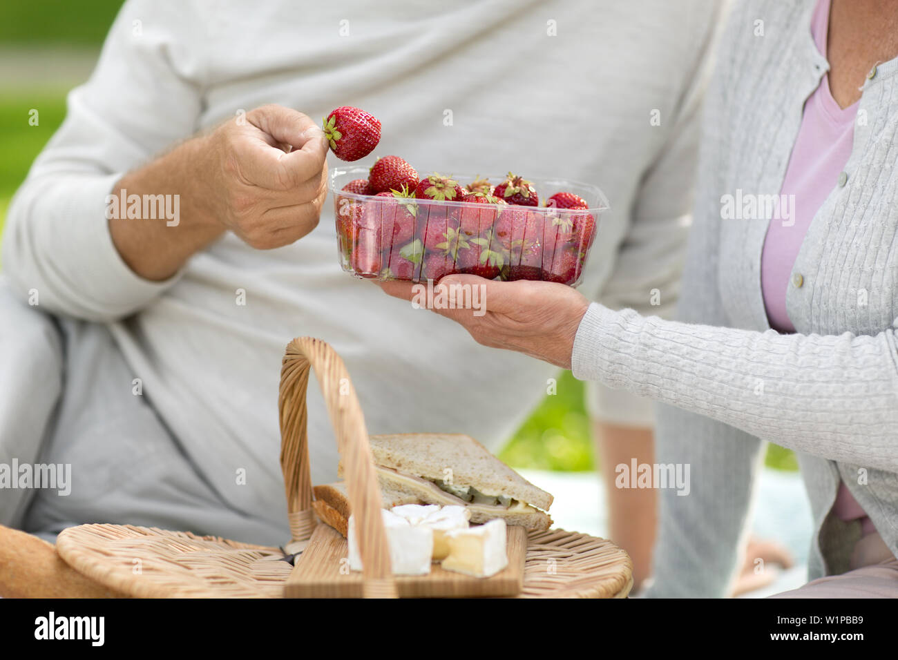 Senior Paar essen Erdbeeren im Picnic Stockfoto