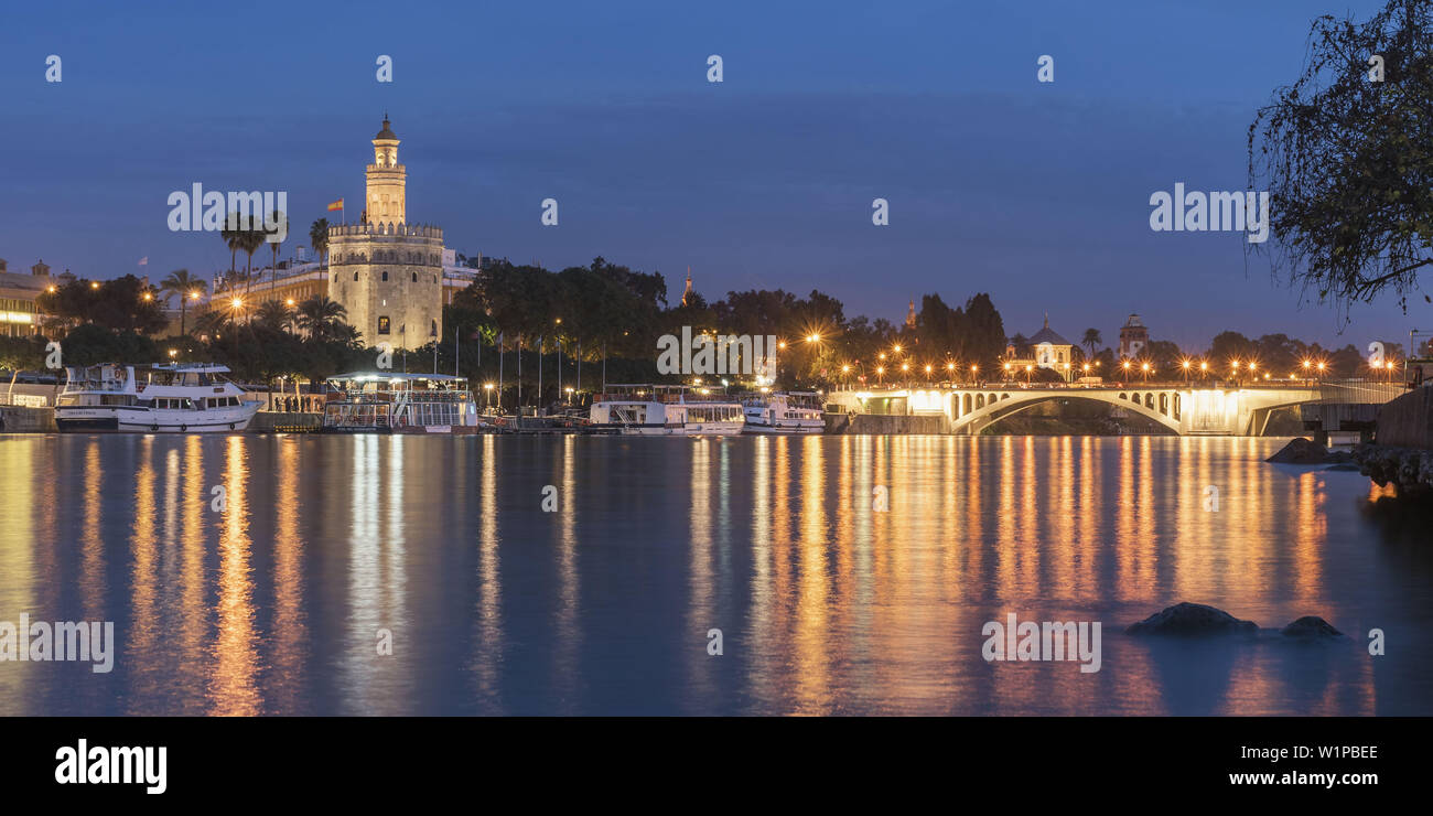 Torre del Oro, Guadalquivir, Puente de San Telmo Brücke, Dämmerung, Sevilla, Andalusien, Spanien Stockfoto