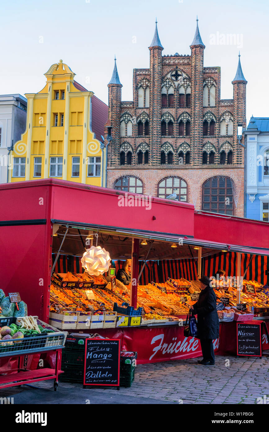 Wullam Haus mit Weihnachtsmarkt auf dem alten Markt Ostseekueste, Mecklenburg-Vorpommern, Deutschland Stockfoto