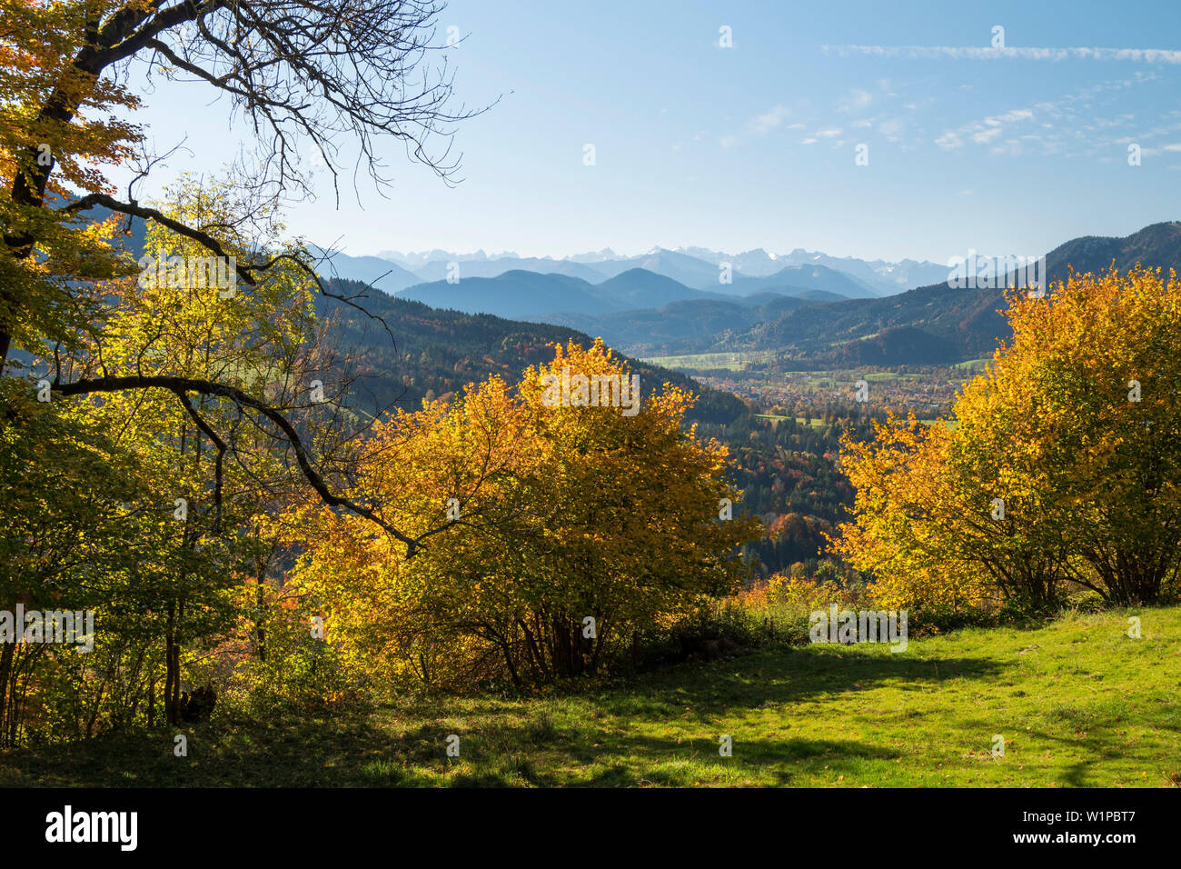Blick vom Südhang des Sonntratn Berg ins Isartal, Brauneck und Karwendelgebirge, Alpen, Oberbayern, Deutschland, Europa Stockfoto