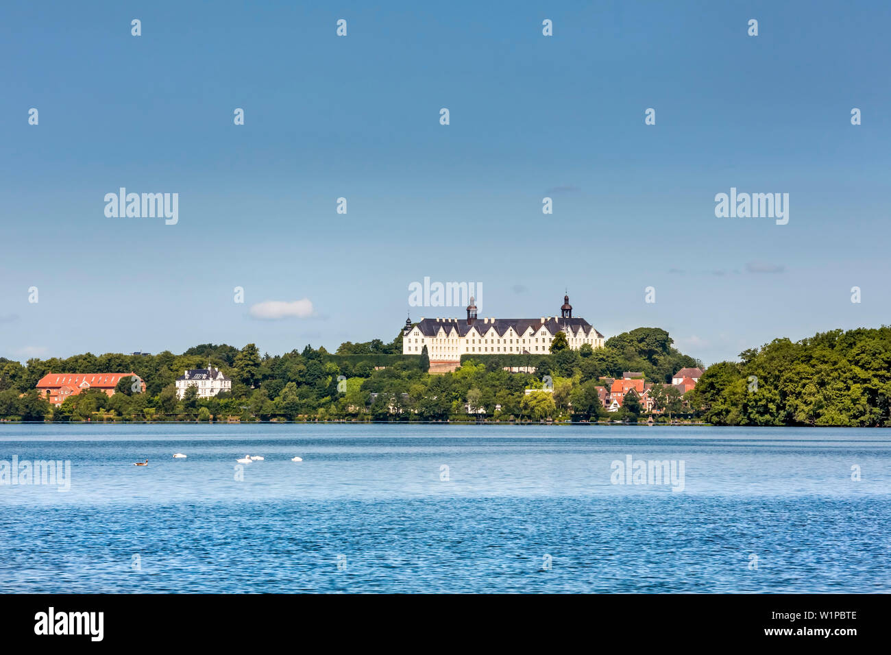 Blick über den See in Richtung Plön Schloss Plön, Plön, Holsteinische Schweiz, Ostsee, Schleswig-Holstein, Deutschland Stockfoto