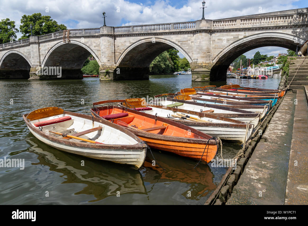 LONDON, UK, 02. JULI 2019. Boote aus Holz der Richmond Brücke Bootsverleih Unternehmen günstig auf der Themse, Richmond, Surrey, England Stockfoto