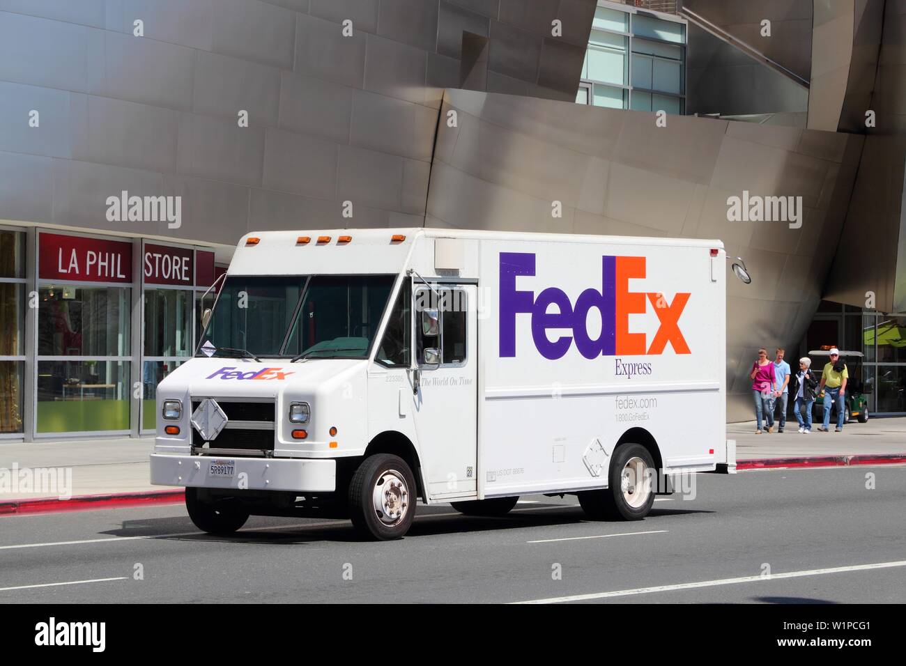 LOS ANGELES, USA - April 5, 2014: Leute gehen von FedEx van in Los Angeles,  USA geparkt. Fedex ist einer der größten Paket Lieferung Unternehmen  weltweit Stockfotografie - Alamy