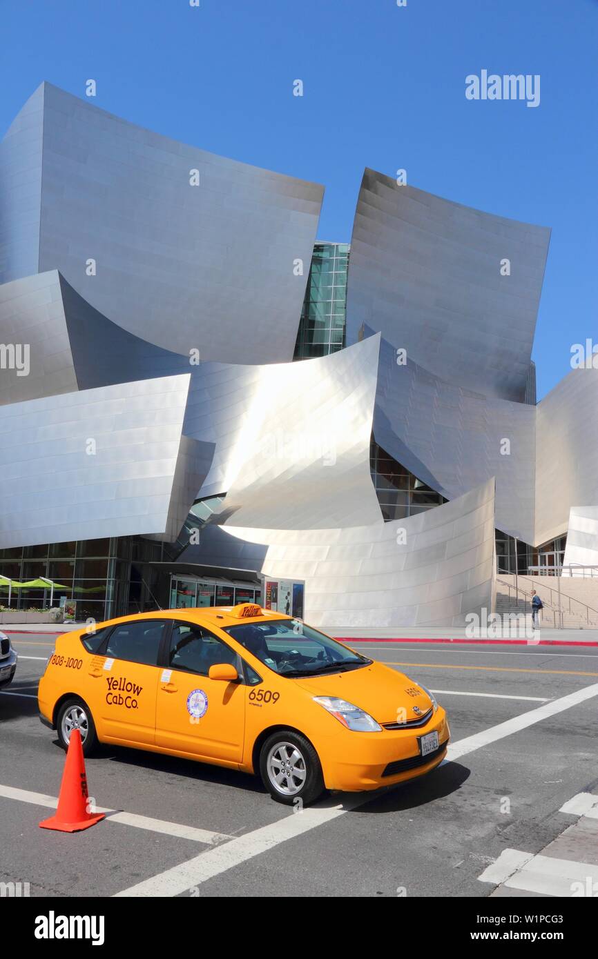 LOS ANGELES, USA - April 5, 2014: Person besuche Walt Disney Concert Hall in Los Angeles. Das Wahrzeichen wurde von Frank Gehry entworfen. Stockfoto