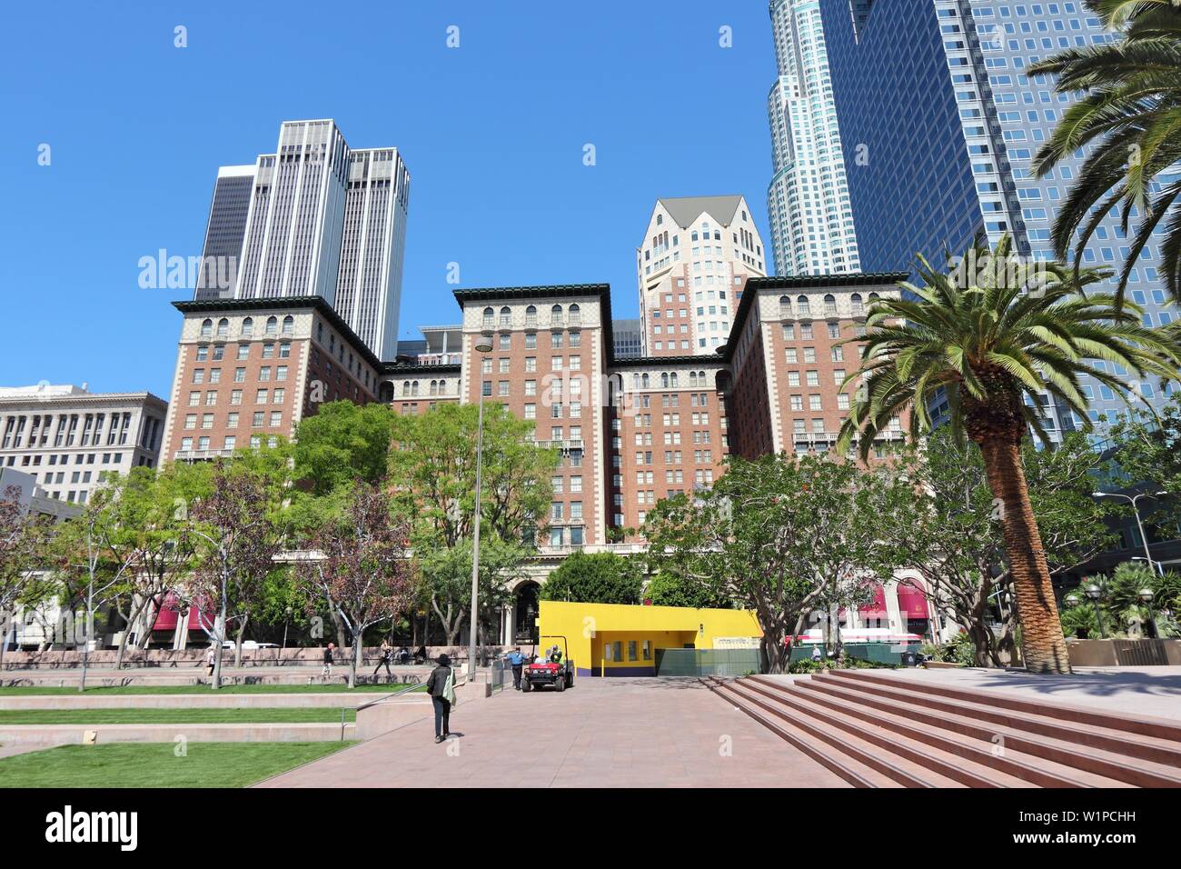 LOS ANGELES, USA - April 5, 2014: die Menschen besuchen Pershing Square in Los Angeles. Los Angeles ist die 2. die bevölkerungsreichste Stadt in den USA (3,792,621 Menschen) Stockfoto