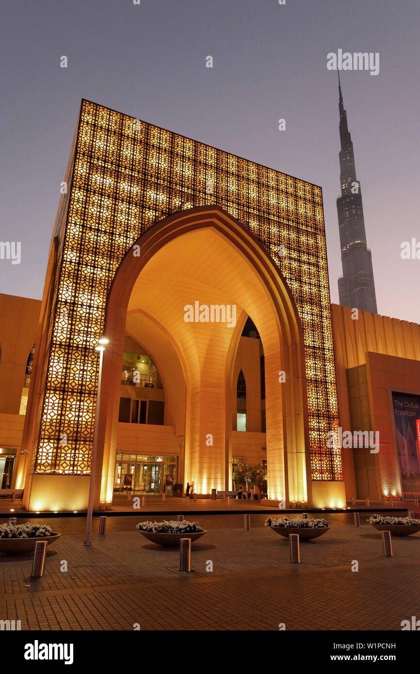 Dubai Mall neben Burj Khalifa, dem größten Einkaufszentrum der Welt mit mehr als 1200 Geschäfte, Dubai, Vereinigte Arabische Emirate Stockfoto
