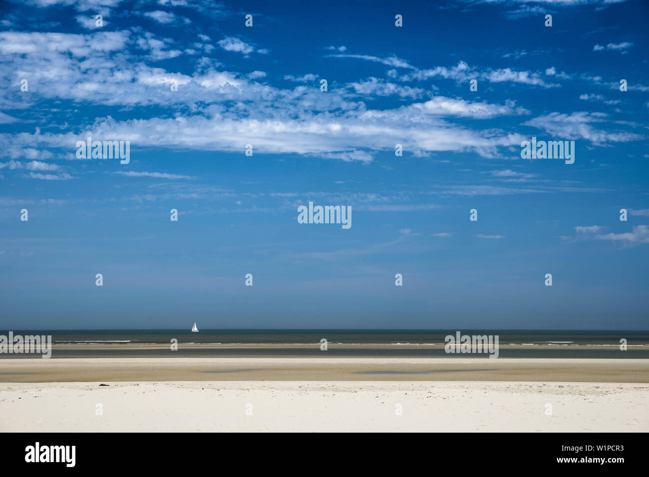 Strand, Segelboot, Nordsee, Wangerooge, Ostfriesische Inseln, Friesland, Niedersachsen, Deutschland, Europa Stockfoto