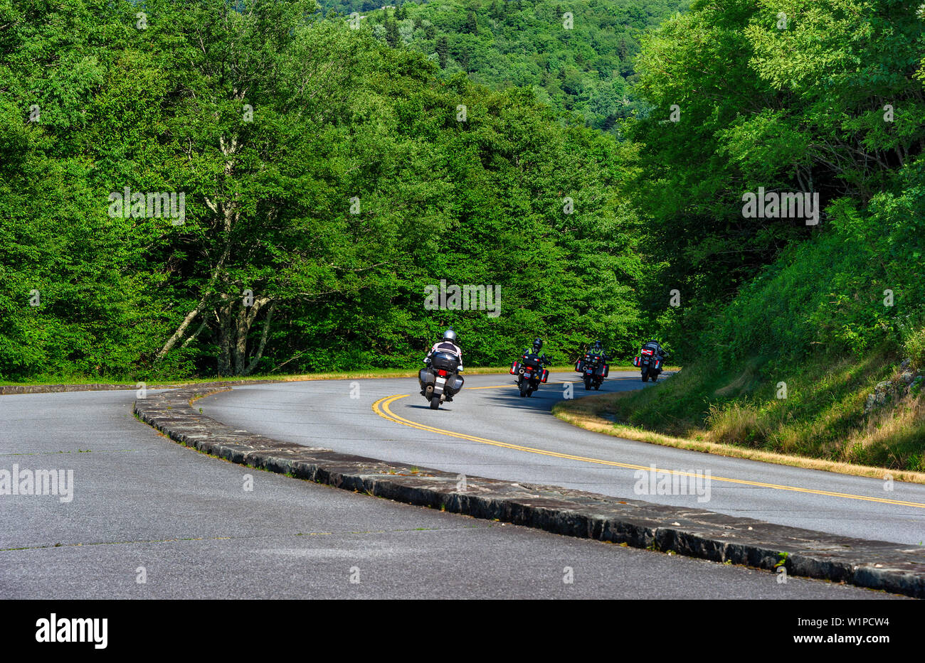 Blue Ridge Park Way National Forest, North Carolina, USA: Juni 12, 2019: eine Fahrt entlang der Blue Ridge Parkway durch Motorradfahrer an einem sonnigen Tag Stockfoto