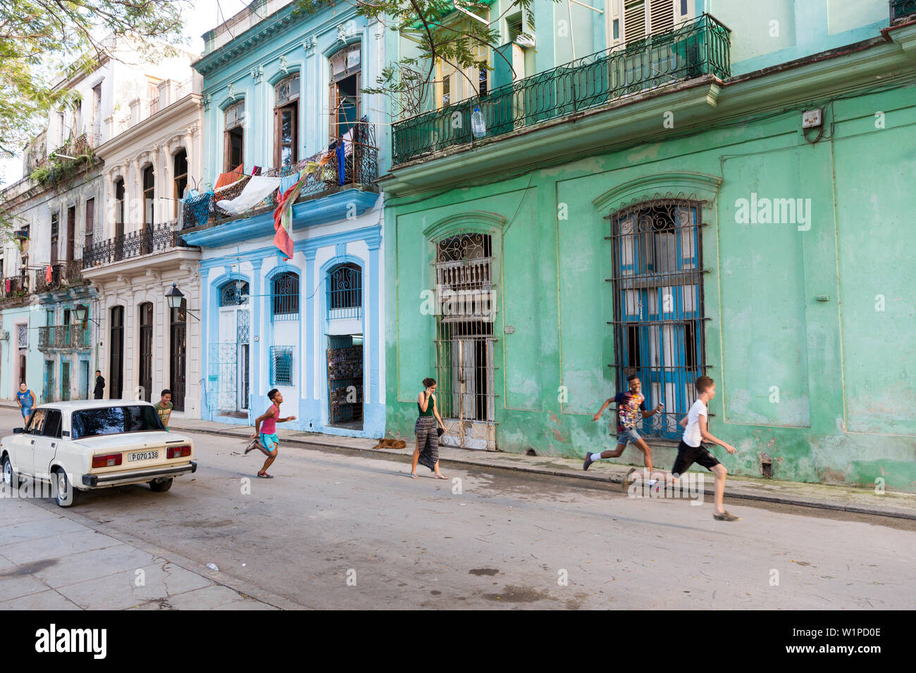 Das Leben auf der Straße in Havanna Vieja, Parque Cervantes, fast keine Autos auf der Straße, historische Altstadt, Zentrum, Altstadt, Habana Vieja, Familienreisen, Reisen nach Kuba, Par Stockfoto