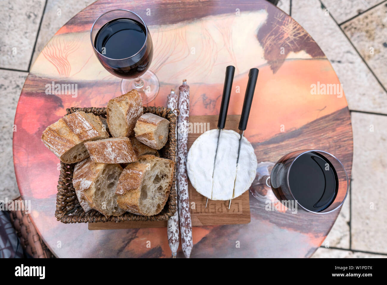 Brasserie Place du Palais, Bordeaux Rotwein, Käse, Wurst, Bordeaux, Frankreich Stockfoto