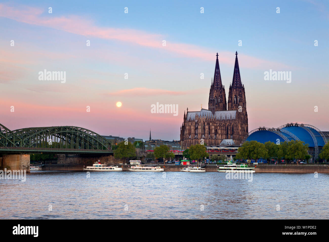 Vollmond, Blick über den Rhein auf den Kölner Dom, Hohenzollernbrücke und Musical Dome, Köln, Nordrhein-Westfalen, Deutschland Stockfoto