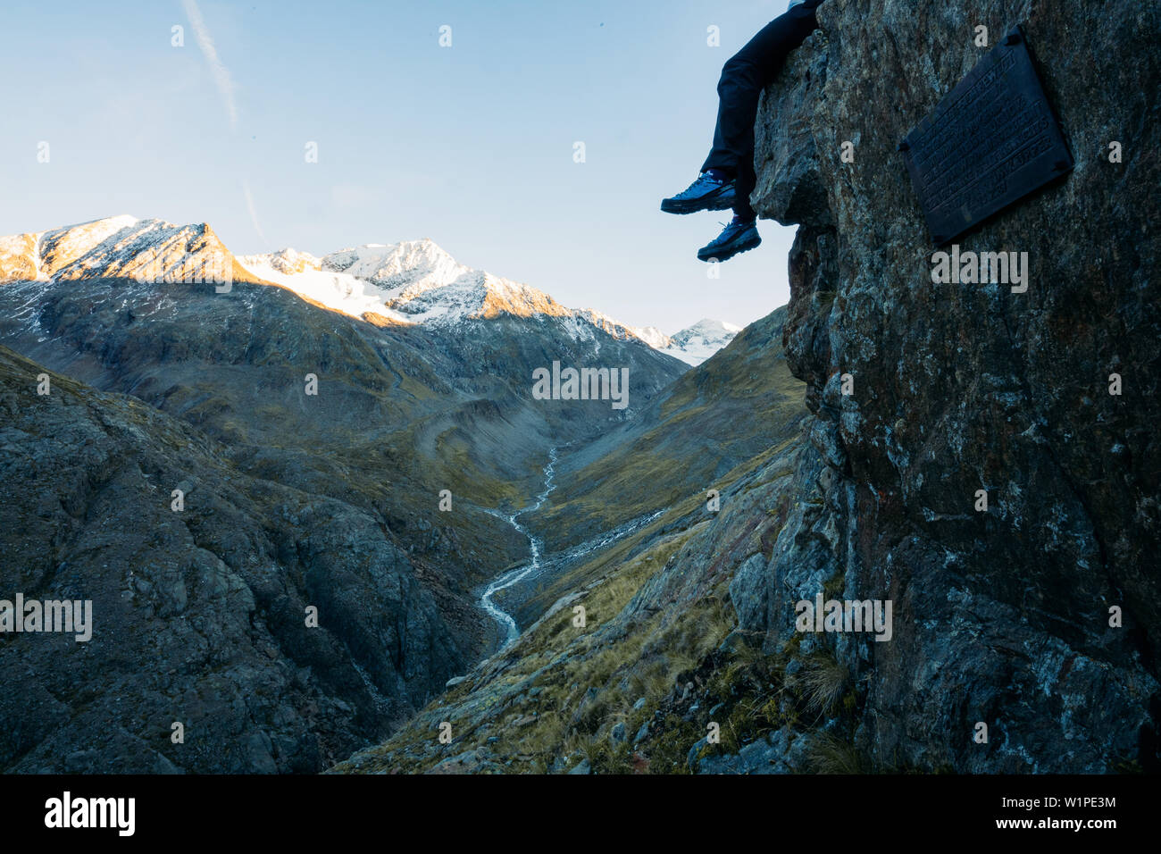 Bergsteiger genießt die Aussicht vom Niederjochbach, E5, Alpenüberquerung, 6. Stufe, Vent, Niederjochbach, Similaun Hütte, Schnalstal, Vernagt Stausee, Me Stockfoto