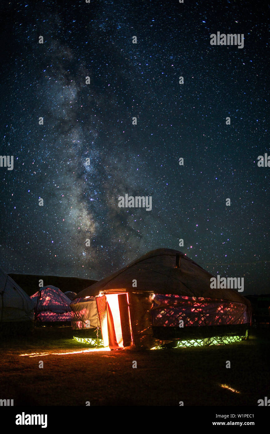 Himmel voller Sterne über eine jurte an Song Kol See in Kirgisistan, Asien Stockfoto