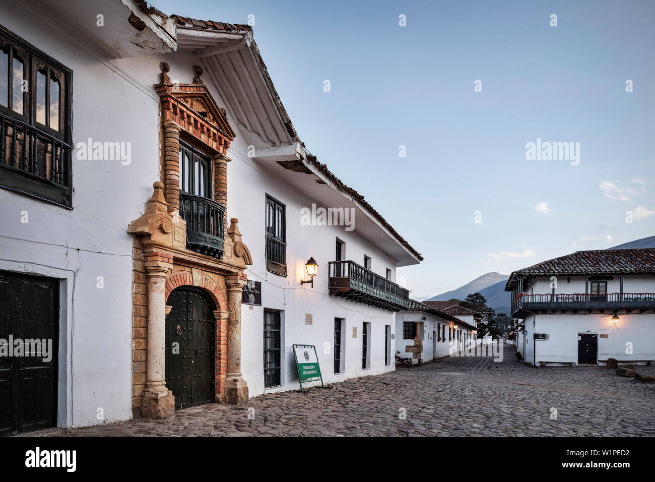 Koloniale Architektur am Hauptplatz von Villa de Leyva, Departamento Boyacá, Kolumbien, Südamerika Stockfoto