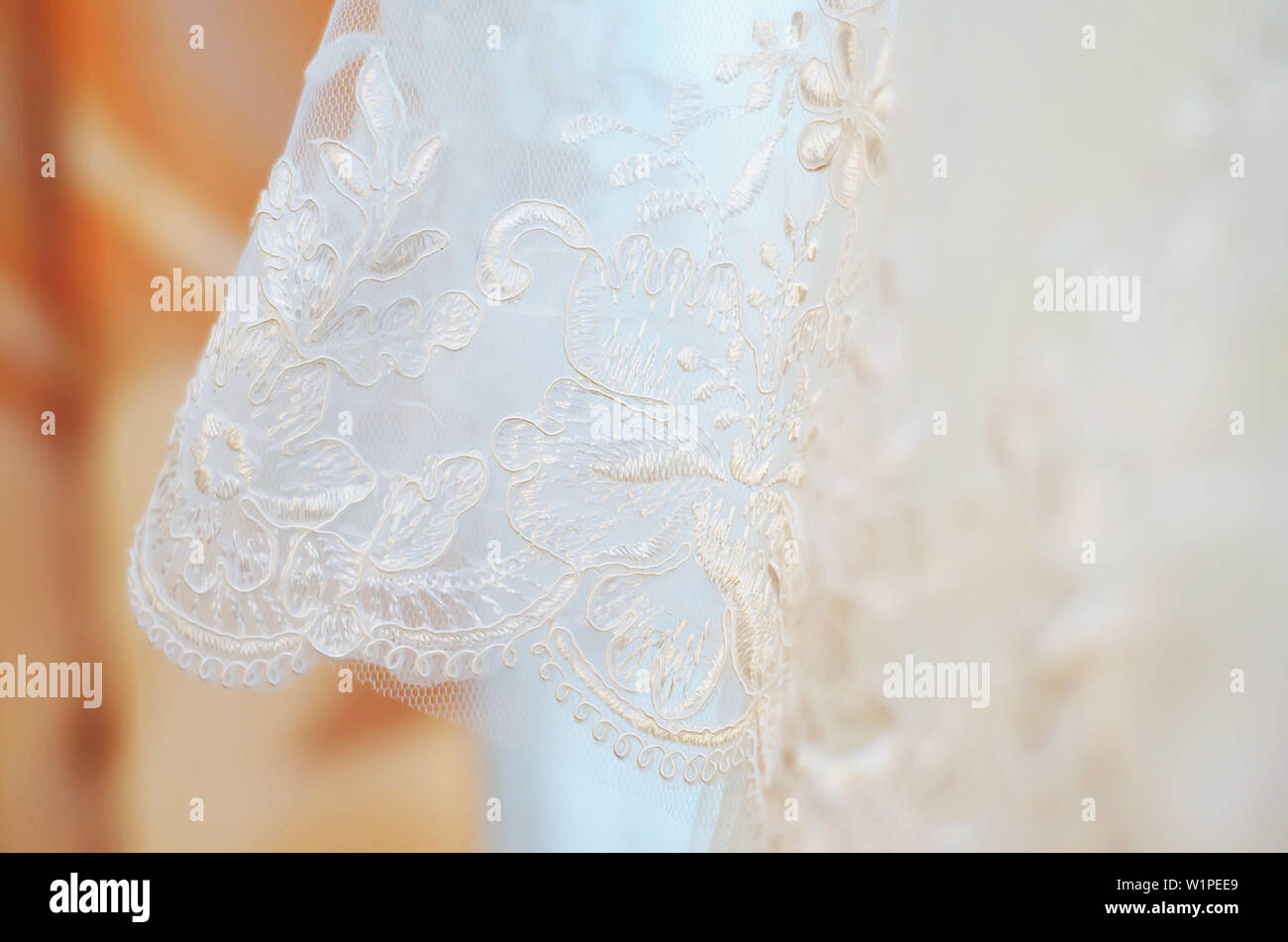 Schönen weißen Hintergrund der Hochzeit Kleider mit Stickereien und Ornamente Stockfoto