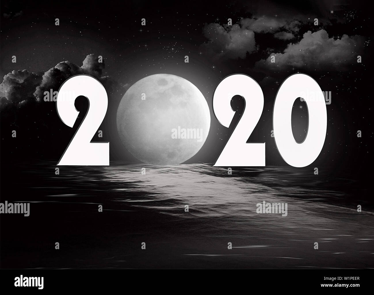 Neues Jahr 2020 Wasser Reflexion mit Vollmond und schwarzes Wasser Reflexion Stockfoto