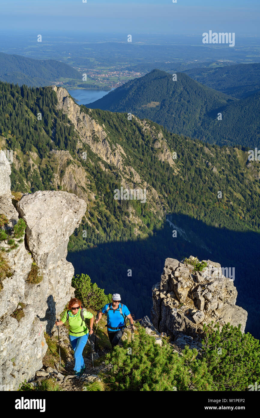 Ein Mann und eine Frau gehen auf, steigen zur Aiplspitze Aiplspitze, Mangfallgebirge, die Bayerischen Alpen, Oberbayern, Bayern, Deutschland Stockfoto