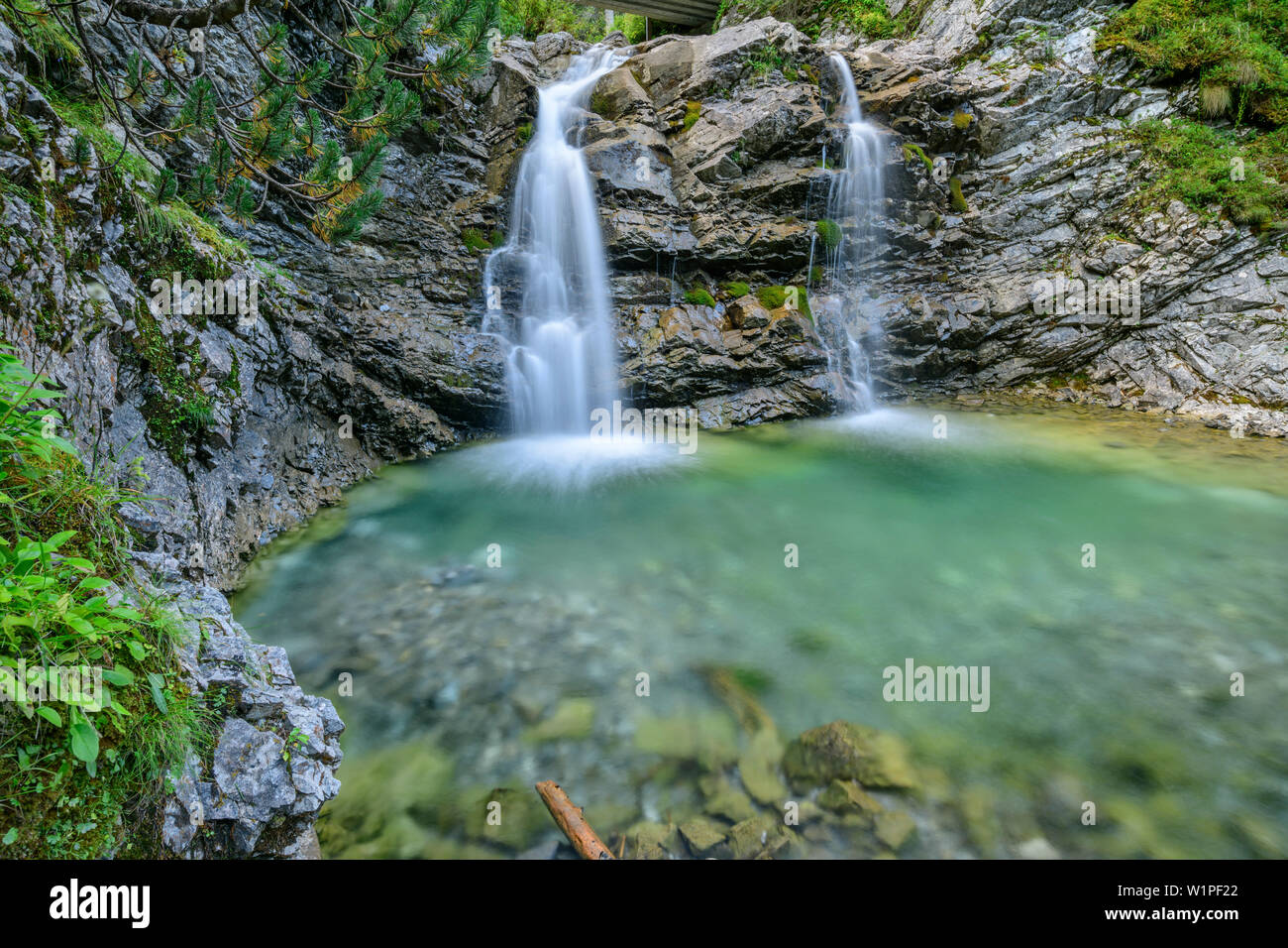Lech fließt über Wasserfall in Gumpen, Lech, lechweg, Lech Quelle Berge, Vorarlberg, Österreich Stockfoto