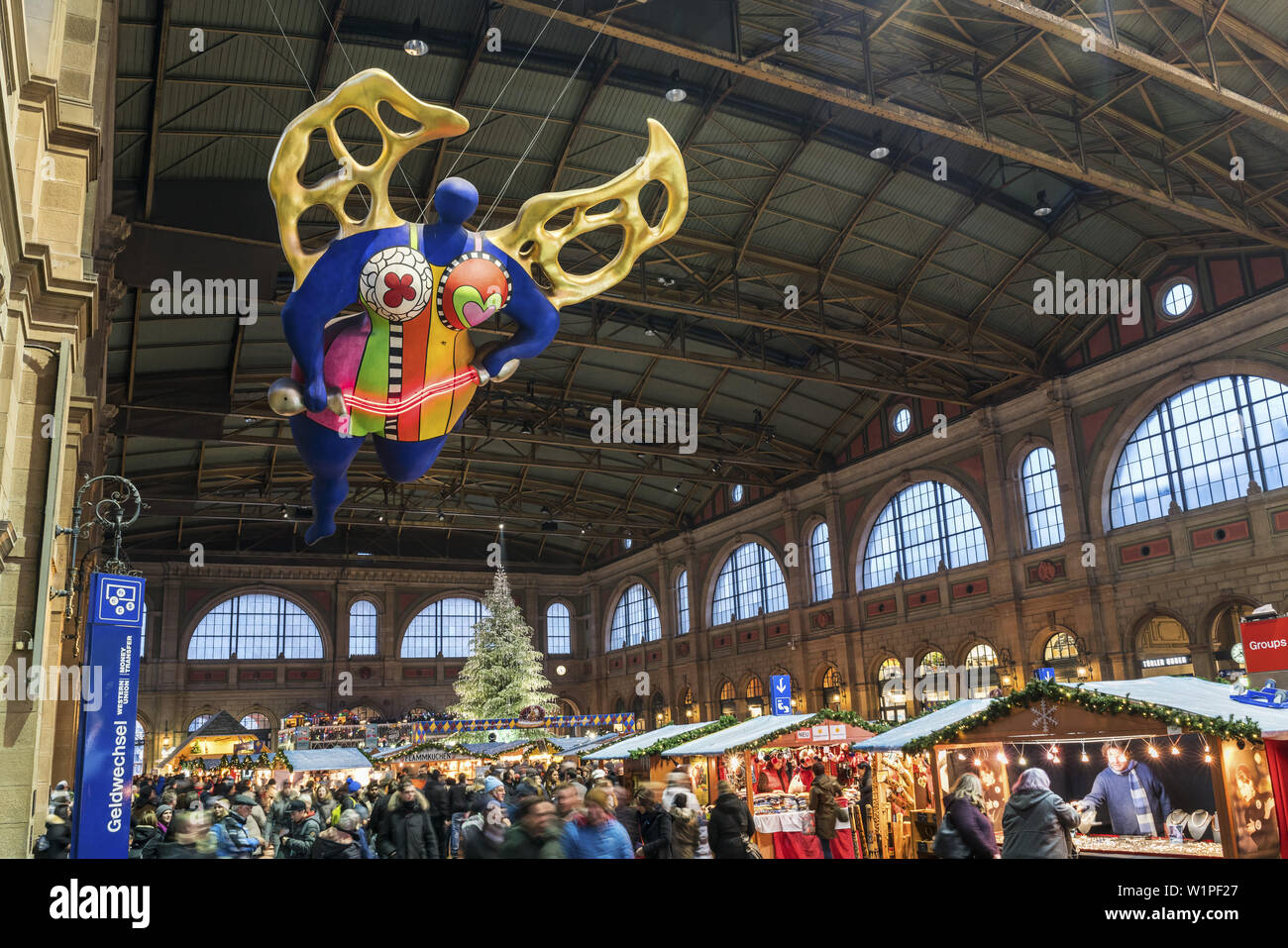 Weihnachtsmarkt Zürich Hauptbahnhof, Schutzengel von Niki de St. Phalle, Zürich, Schweiz Stockfoto