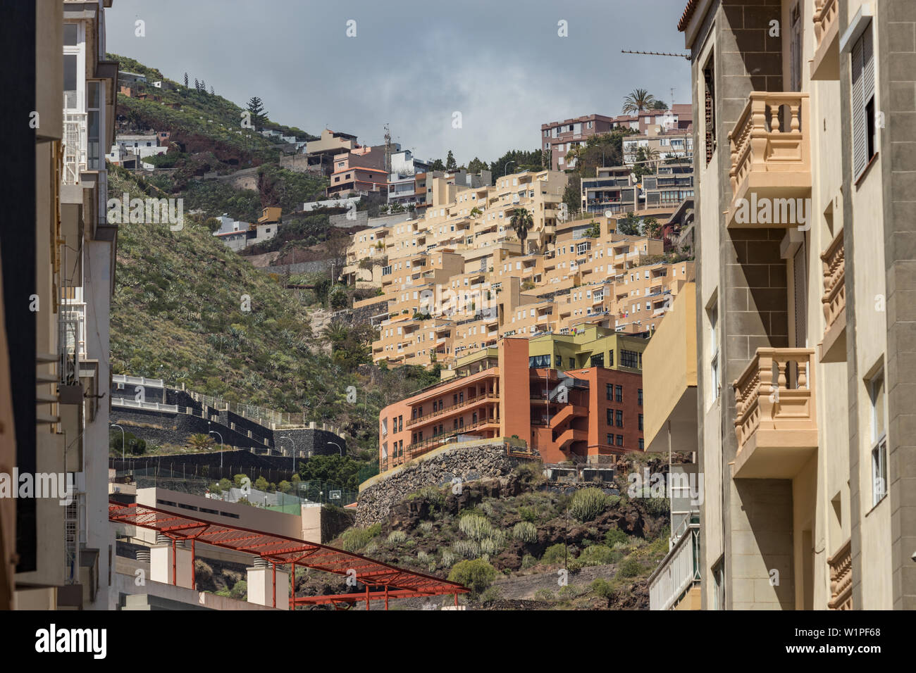 SANTA CRUZ, TENERIFFA, SPANIEN - 20. März 2018. Die typischen engen Gassen im modernen Teil der Stadt. Gebäude auf steilen Hängen. Objektiv mit langer Brennweite. Unschärfe Stockfoto