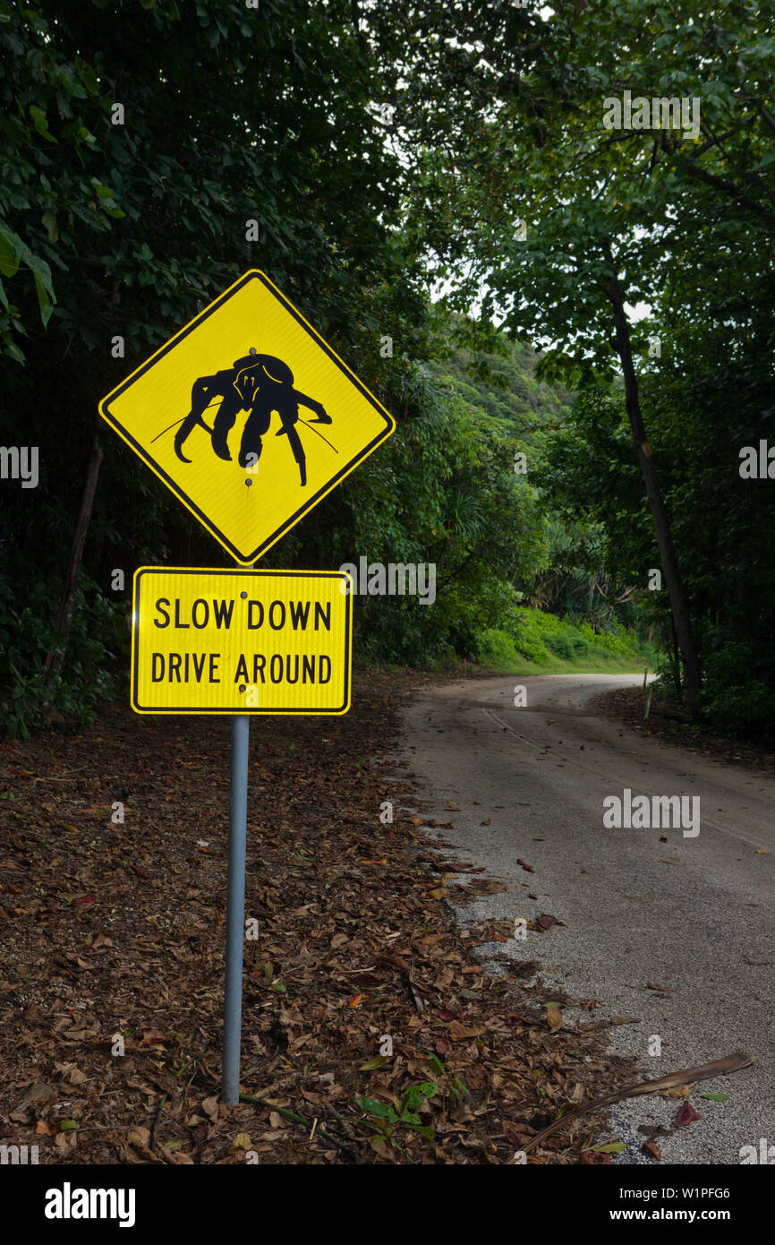 Warnung des Fahrers Schild an der Straße, Birgus latro, Christmas Island, Australien Stockfoto