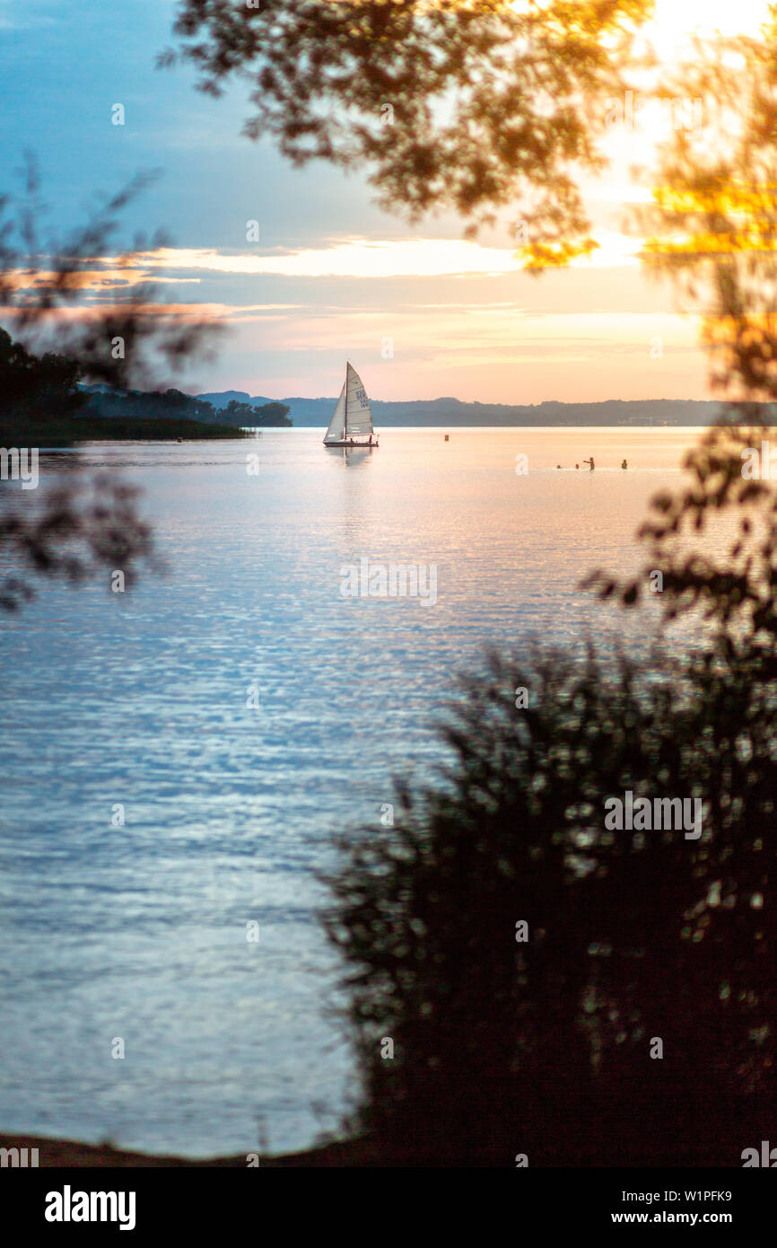 Segelboot auf den Sommer am Chiemsee, Bayern, Deutschland Stockfoto