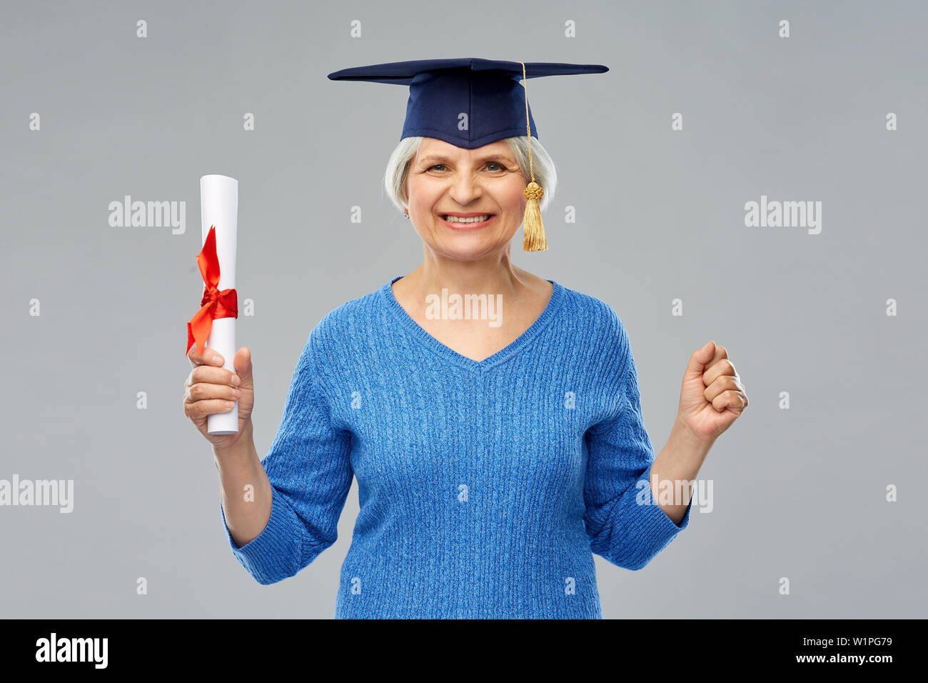 Happy Senior Student Frau mit Diplom Stockfoto