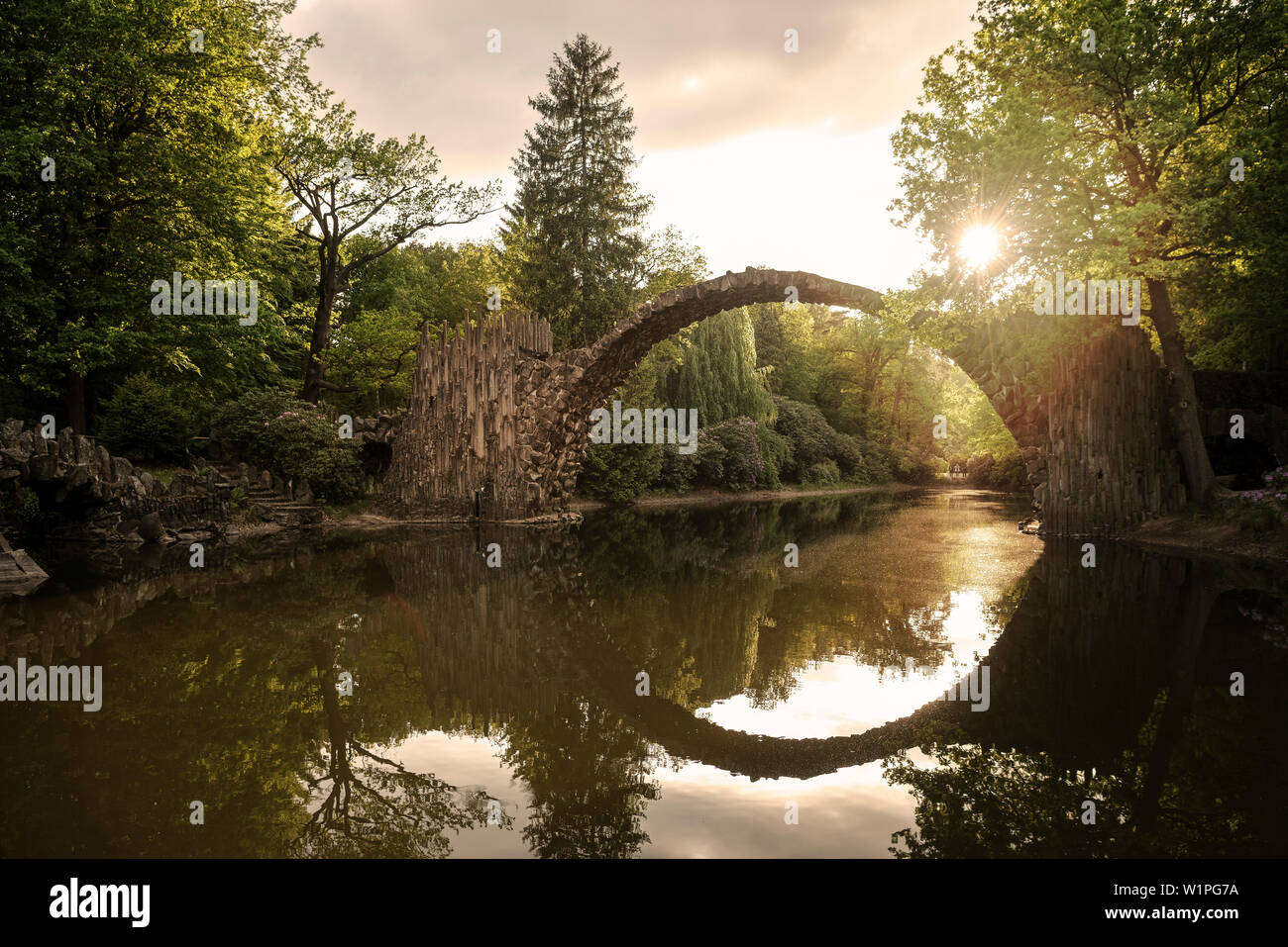 Rakotz Bridge leuchtet die Hintergrundbeleuchtung der untergehenden Sonne, Azaleen- und rhododendronpark Kromlau, Gablenz, Landkreis Görlitz, Sachsen, Deutschland Stockfoto