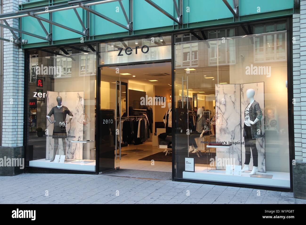 HAMBURG, DEUTSCHLAND - 28. AUGUST 2014: Null fashion shop in der Spitalerstrasse Straße, Hamburg. Die Fußgängerzone der Spitalerstrasse ist einer der beliebtesten Sh Stockfoto