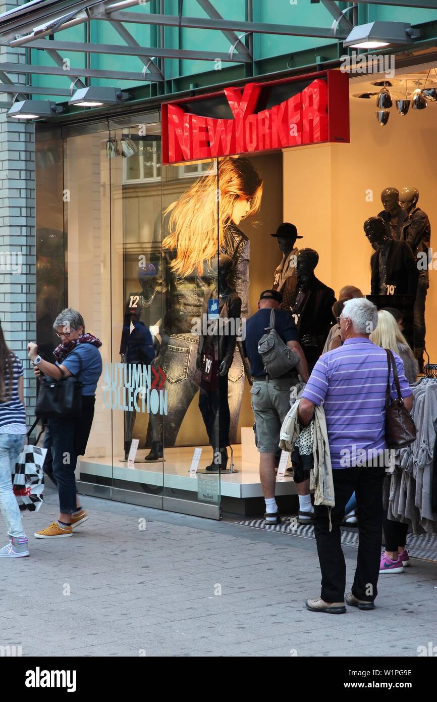 HAMBURG, DEUTSCHLAND - 28 AUGUST, 2014: die Menschen besuchen NewYorker in Spitallerstrasse, Hamburg. NewYorker ab 2011 hatten 857 Filialen in 36 Ländern. Stockfoto