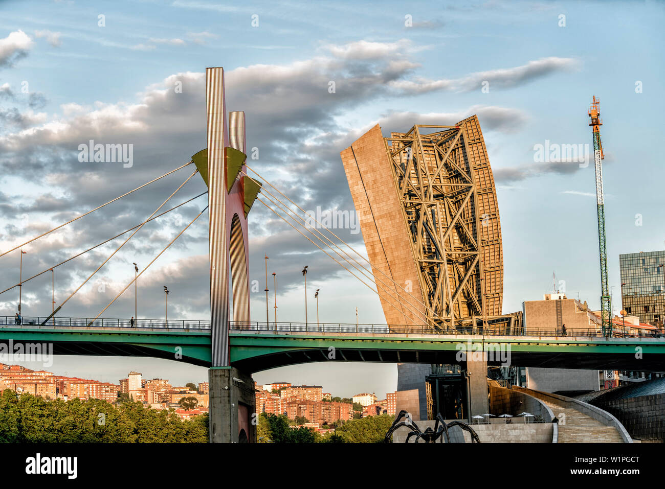 La Salve Brücke über Fluss Nervion, nahe Guggenheim Museum, Bilbao, Museum für moderne und zeitgenössische Kunst, Architekt Frank Gehry, Bilbao, Baskenland C Stockfoto