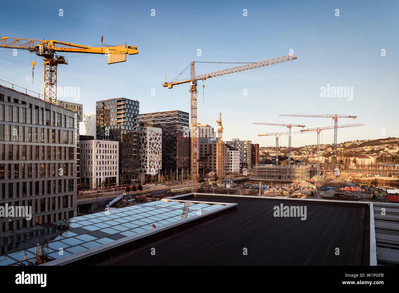 Blick vom Dach des Opera House in der Gegend genannt, BARCODE, Baustelle und viel Turmdrehkrane, Oslo, Norwegen, Skandinavien, Europa Stockfoto