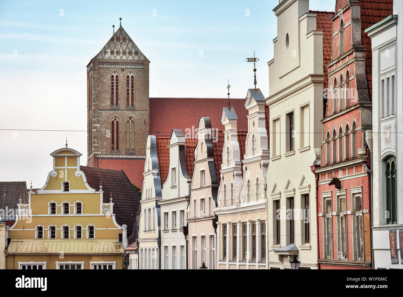 UNESCO-Welterbe Hansestadt Wismar, Kirche Turm der Nikolaikirche und Satteldach Gebäude, Wismar, Mecklenburg-Vorpommern, Germa Stockfoto