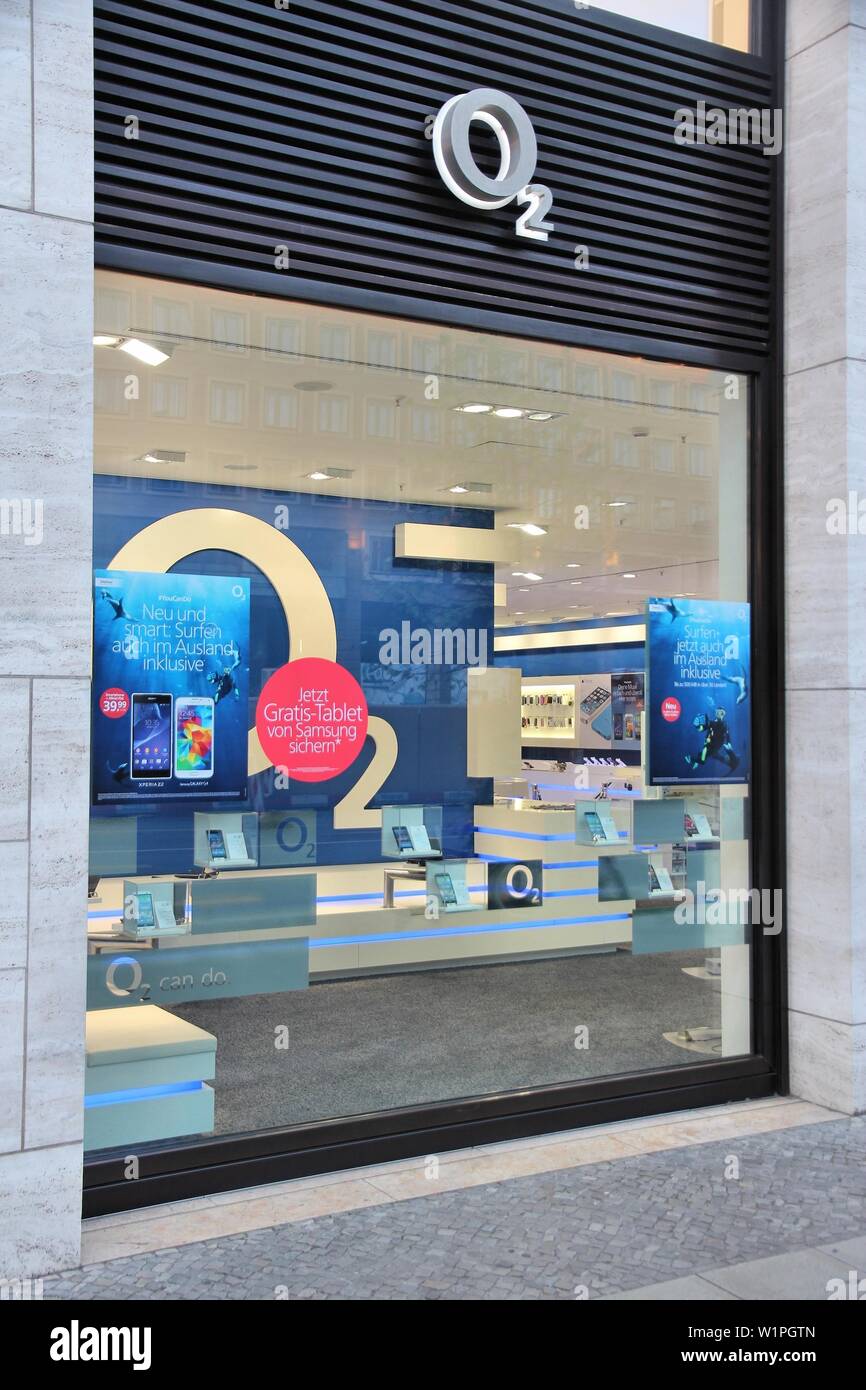 BERLIN, DEUTSCHLAND - 26. AUGUST 2014: O2 Mobile Phone Store in Berlin. 2013, Telefonica O2 hatte 17 Prozent Marktanteil im deutschen Mobilfunkbetreiber. Stockfoto