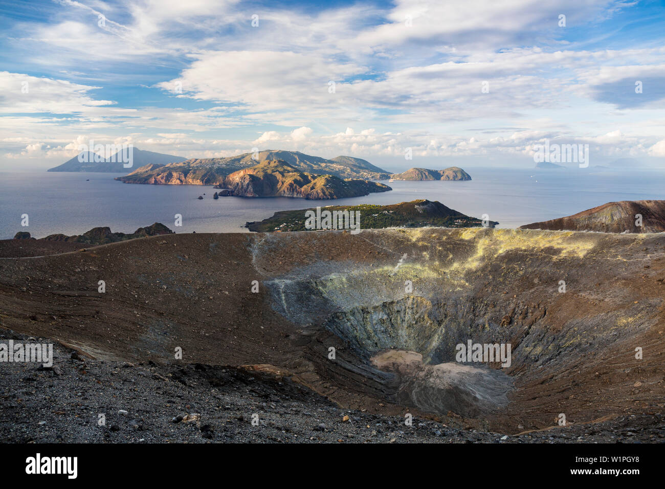 Panoramablick von der Krater von Vulcano, Salina, Lipari, Panarea, Vulcano, Lipari, Äolische Inseln, Meer, Mittelmeer, Stockfoto