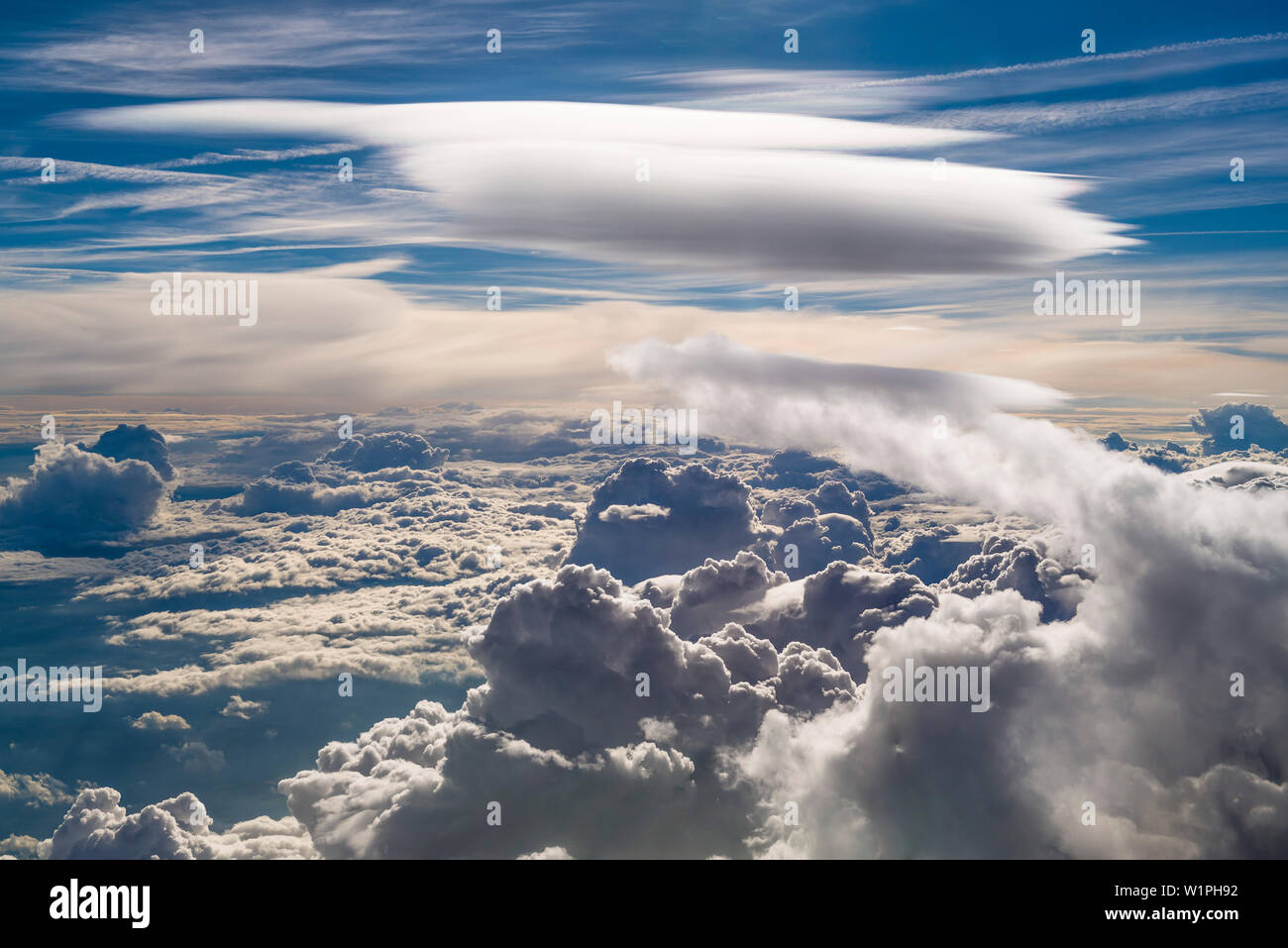 Luftbild von lenticularis Wolken auf hoher Ebene Stockfoto