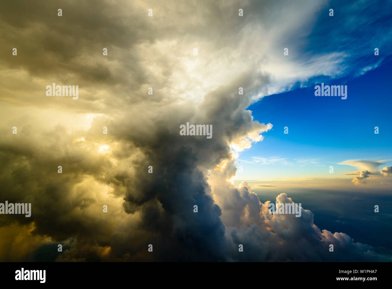 Luftbild während Klettern neben einer eingestürzten cumulonimbus Cloud, Ingolstadt, Bayern, Deutschland Stockfoto