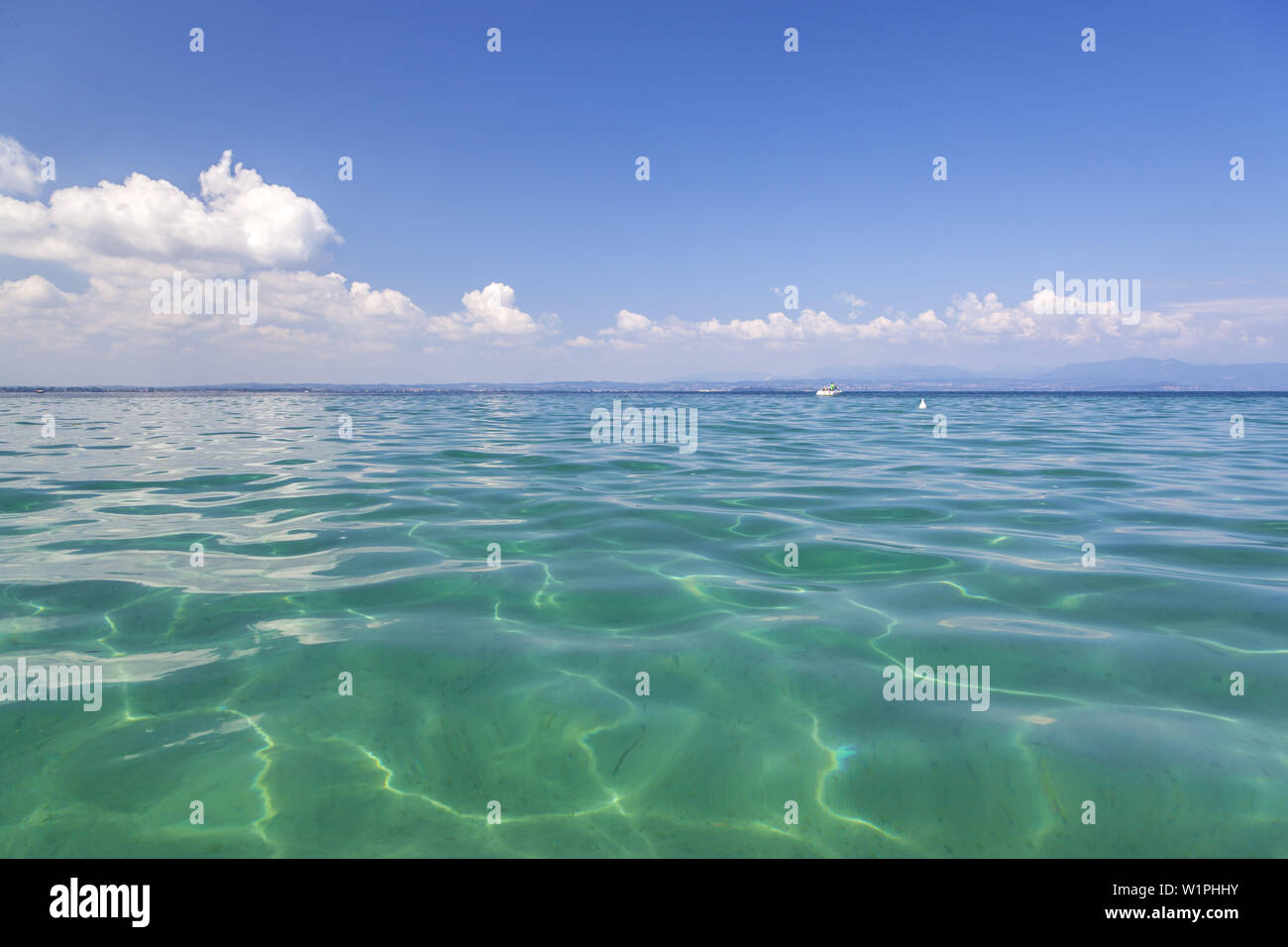 Türkisblaues Wasser des Gardasees, Nördliche Italienische Seen, Venetien, Norditalien, Italien, Südeuropa, Europa Stockfoto