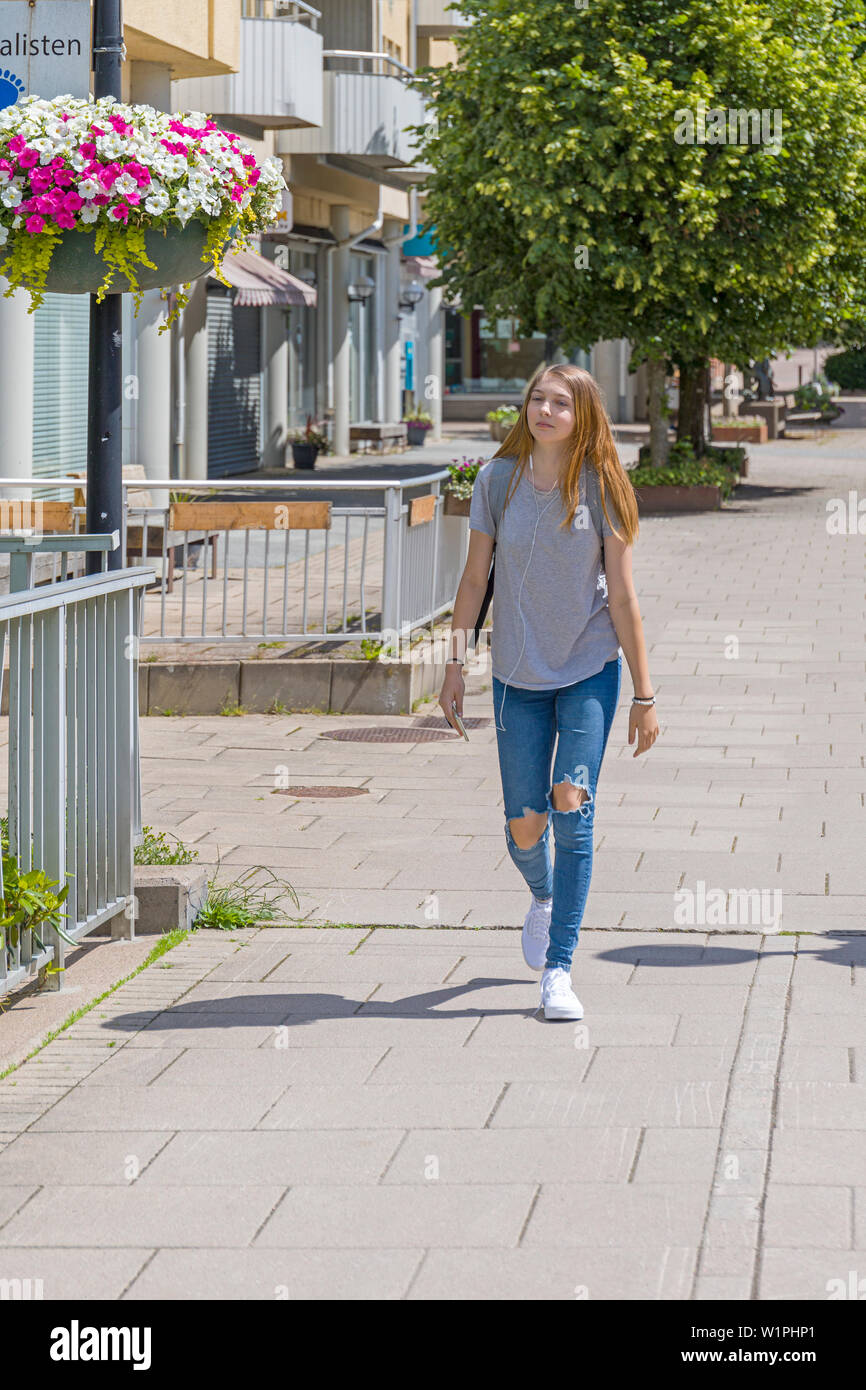 Hübsche weibliche Teenager auf der Straße im Stadtzentrum entfernt in die Ferne suchen Stockfoto