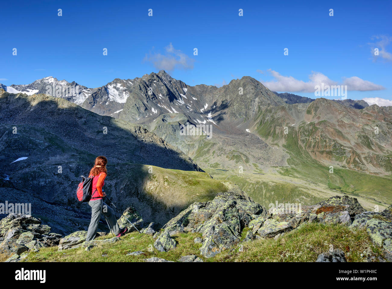 Frau wandern in Richtung Stubaier Alpen suchen und das Tal von Gleirschtal, Satteljoch, Lampsenspitze, Sellrain, Stubaier Alpen, Tirol, Österreich Stockfoto