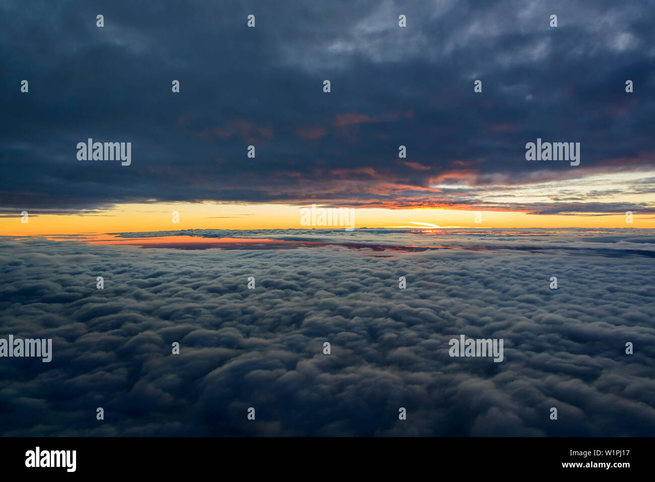 Antenne Bild von einem Sonnenuntergang zwischen zwei Cloud-Schichten Stockfoto