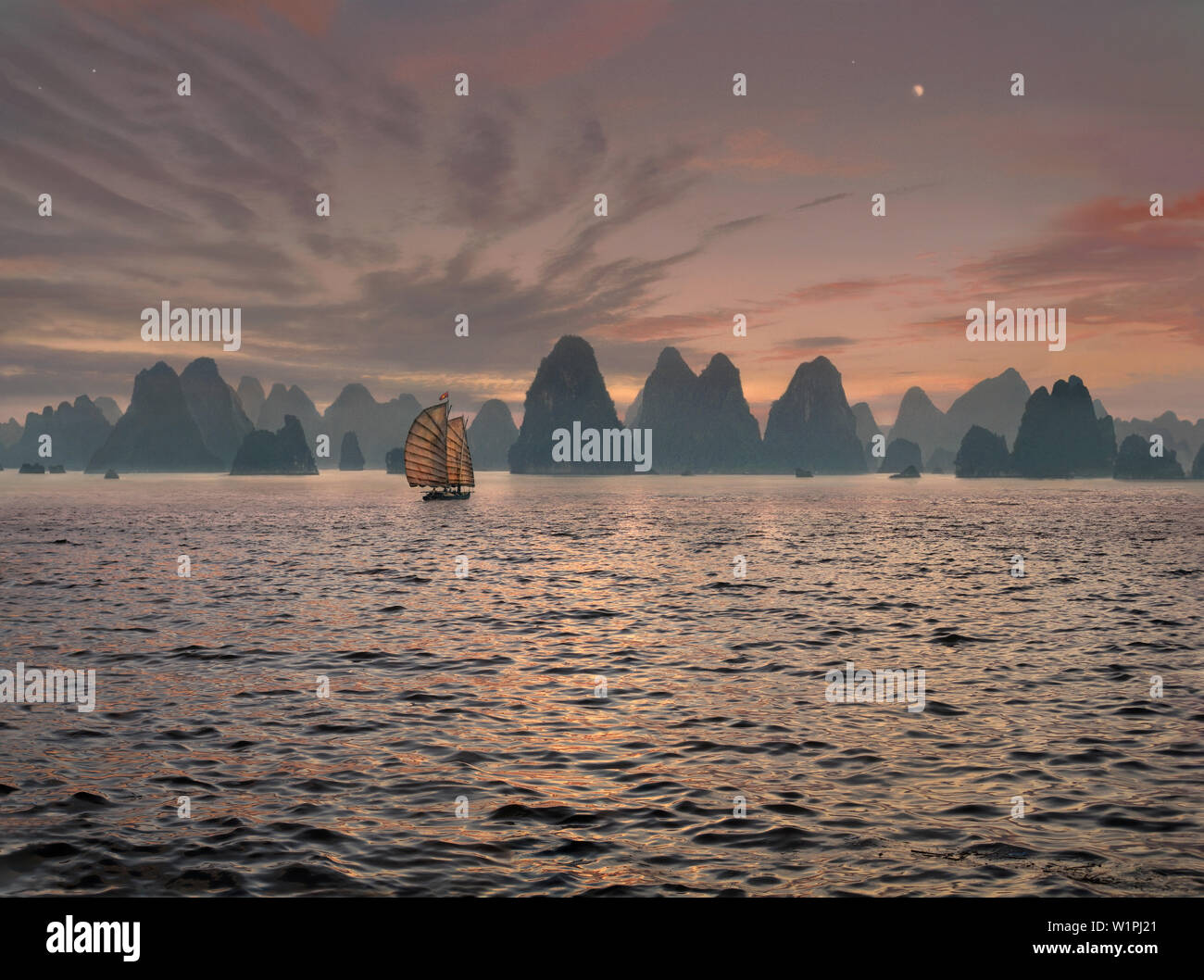 Dawn in Halong Bay, Vietnam, Halong Bay, Vietnam, Indochina, Asien Stockfoto