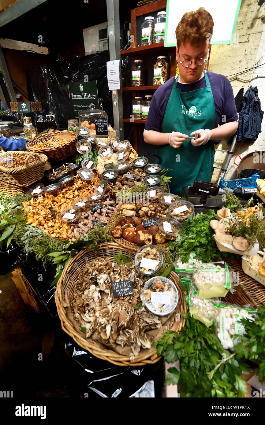 London, England, UK. Borough Market, Southwark. Abschaltdruck Verkauf von Pilzen Stockfoto