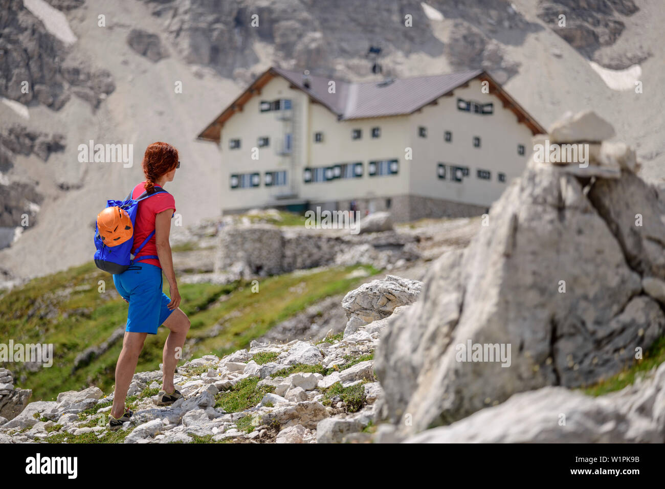 Frau wandern in Richtung Hütte Rifugio Pisciadu, fixed-Rope route Pisciadu, Sella, Dolomiten, UNESCO Weltnaturerbe Dolomiten, Südtirol, Italien Stockfoto