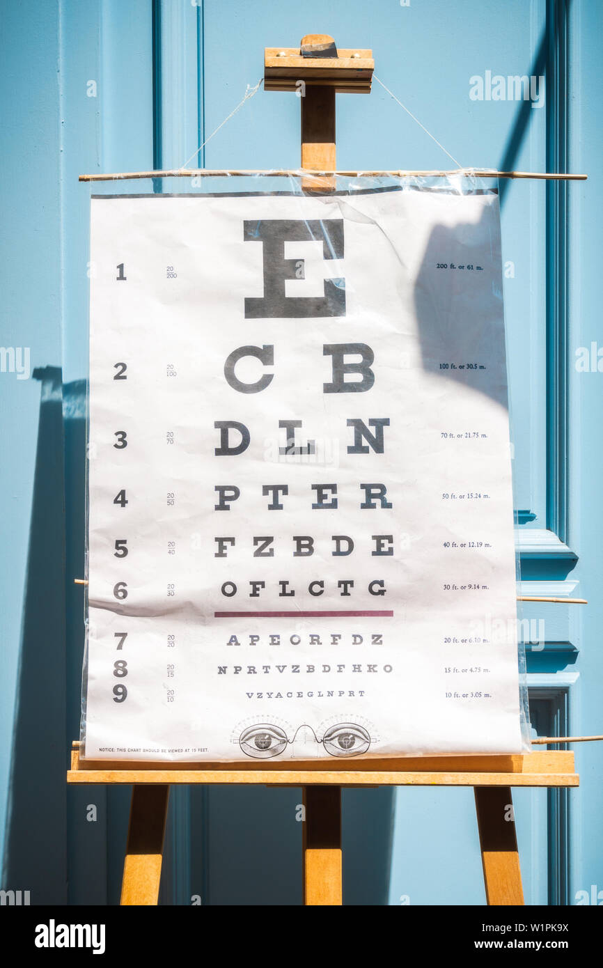 Alte vintage Snellen eye chart Anblick mit großen und kleinen Buchstaben auf blauem Hintergrund zu prüfen. Stockfoto