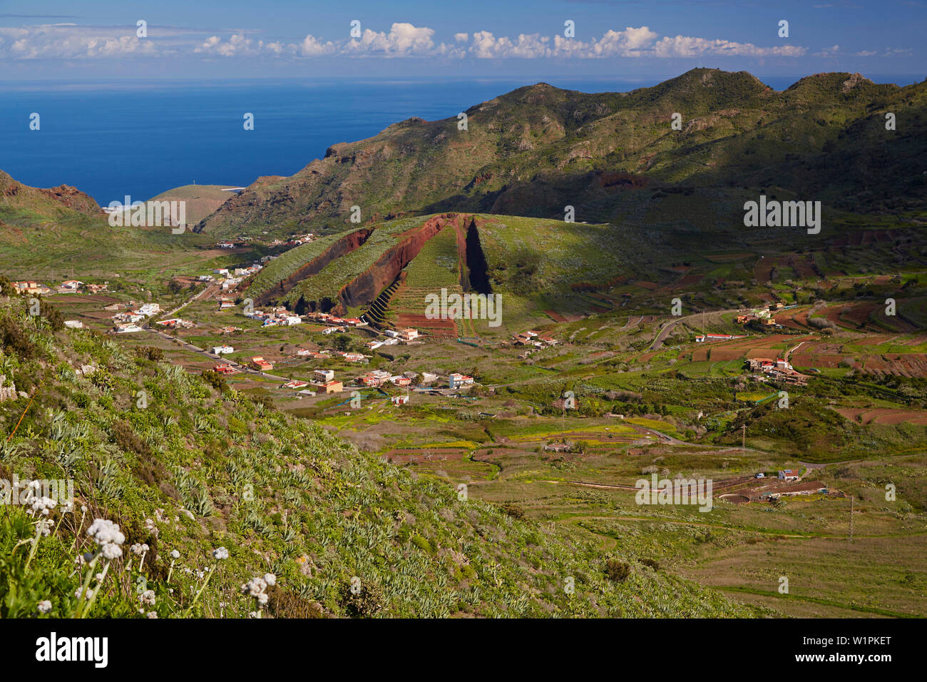 Blick über üppige Vegetation in El Palmar, Region der Ausbeutung von vulkanischem Material, Teno Gebirge, Teneriffa, Kanarische Inseln, Islas Canarias, Stockfoto