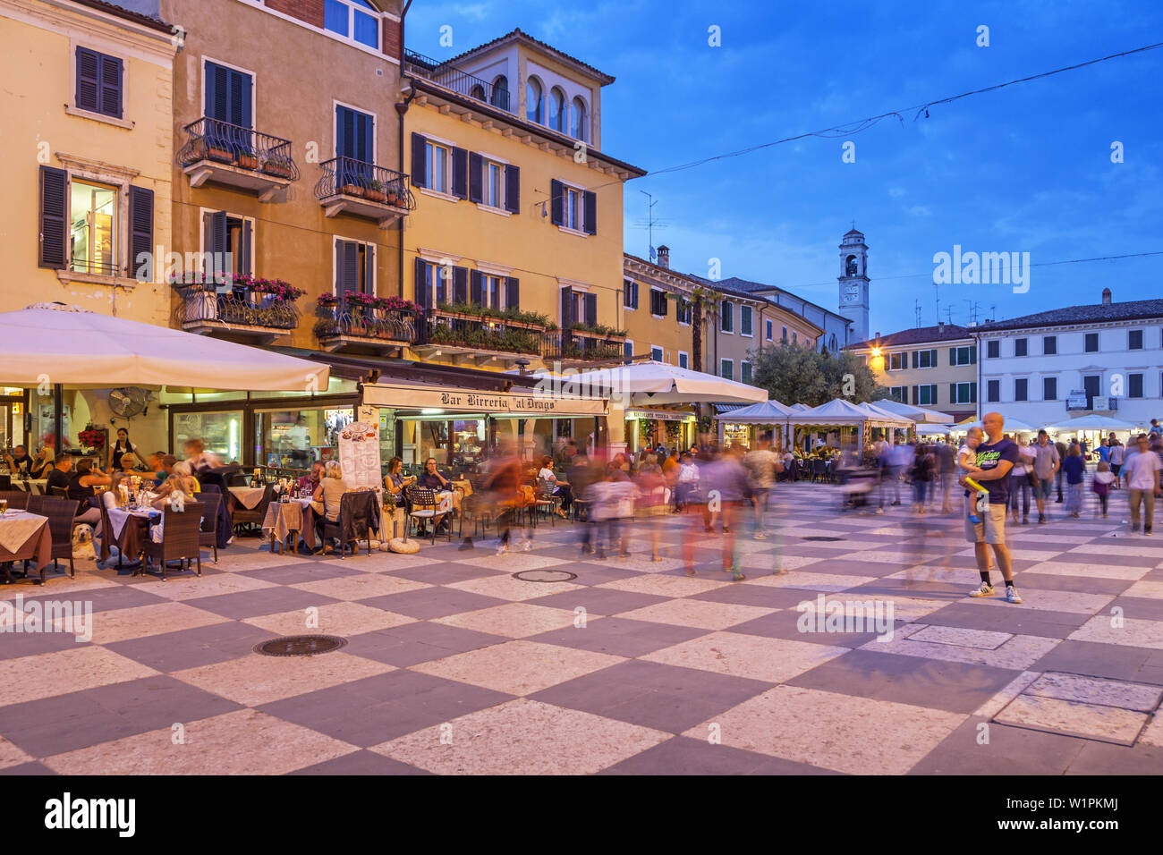 Altstadt am Abend in Lazise am Gardasee, Nördliche Italienische Seen, Venetien, Norditalien, Italien, Südeuropa, Europa Stockfoto