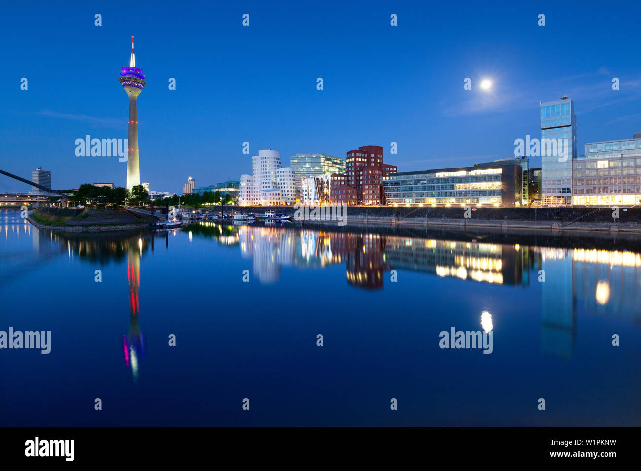 Vollmond, Fernsehturm und Neue Zollhof (Architekt: F.O. Gehry), Medienhafen, Düsseldorf, Nordrhein-Westfalen, Deutschland Stockfoto
