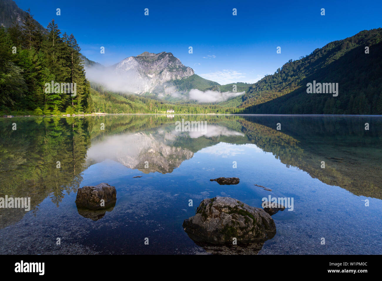 See und Berg Brunnkogel Langbath, Hoellengebirge, Oberösterreich, Österreich, Europa Stockfoto