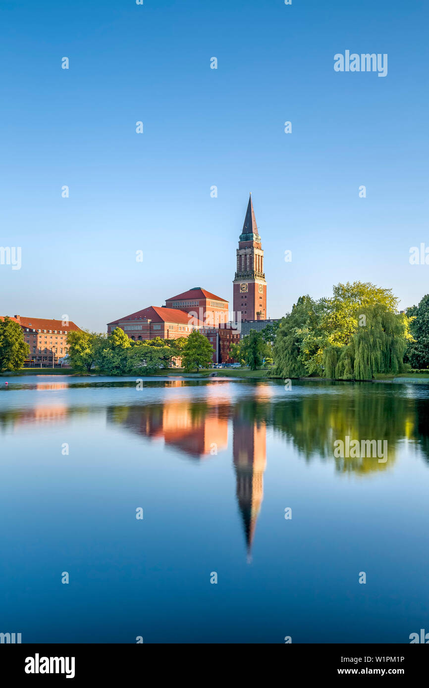 Blick auf das Rathaus und die Oper, Kiel, Ostsee, Schleswig-Holstein, Deutschland Stockfoto